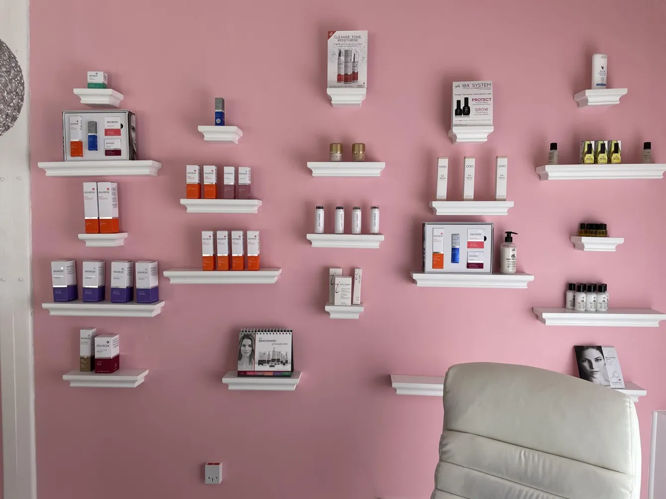 Retail display shelving